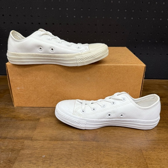 Used W/O Box! Womens Converse Chuck Taylor All Star Ox Leather White Size 6 - Picture 2 of 6